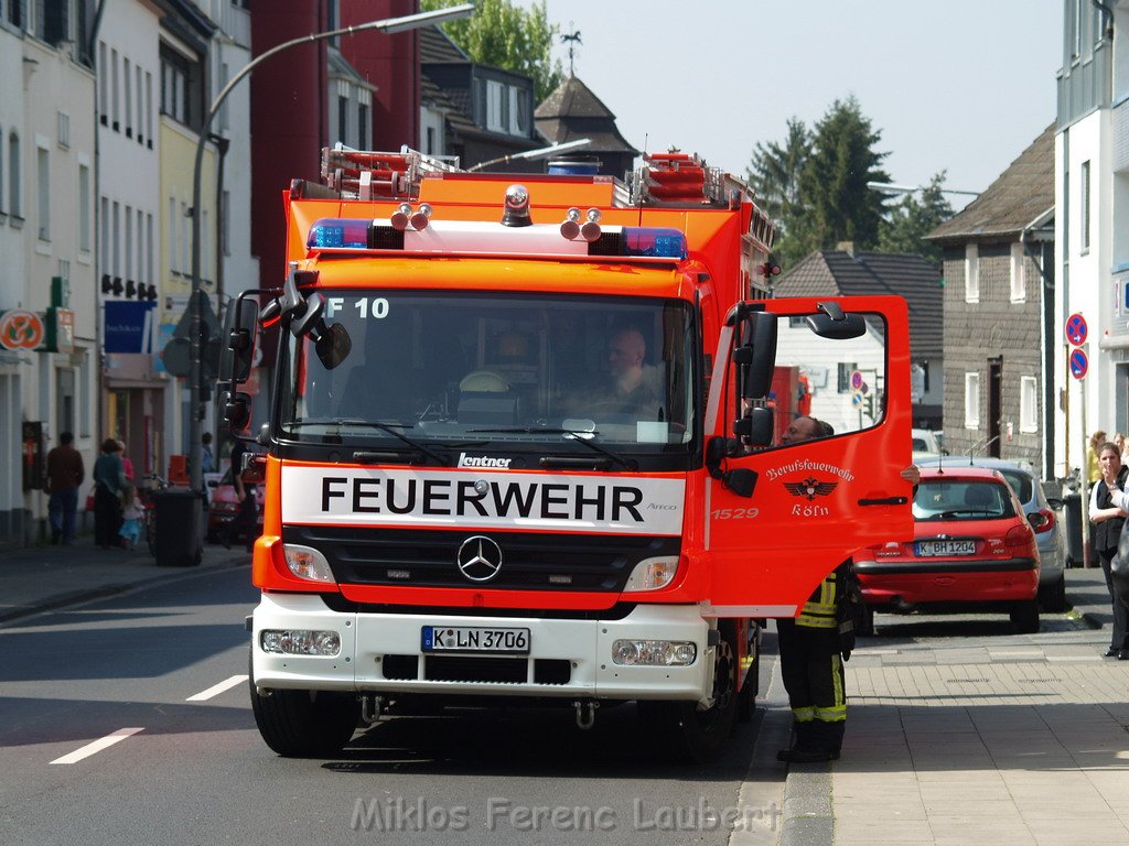 Kellerbrand mit Menschenrettung Koeln Brueck Hovenstr Olpenerstr P034.JPG